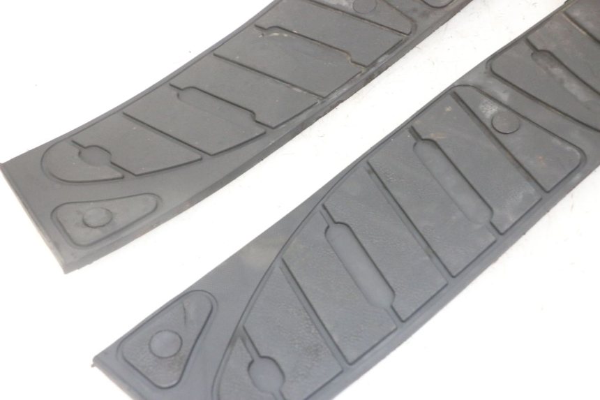 photo de TAPA REPOSAPIES GOMMA PIAGGIO SUPER LX 125 (2000 - 2003) - Estado de la superficie y material