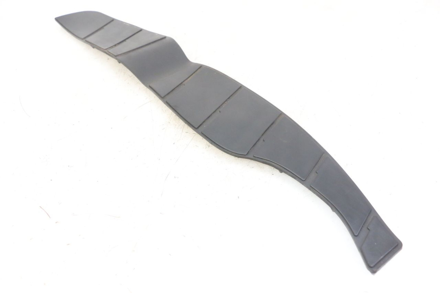 photo de TAPA REPOSAPIES GOMMA SUZUKI BURGMAN 125 (2018 - 2021) - Detalle de la pieza