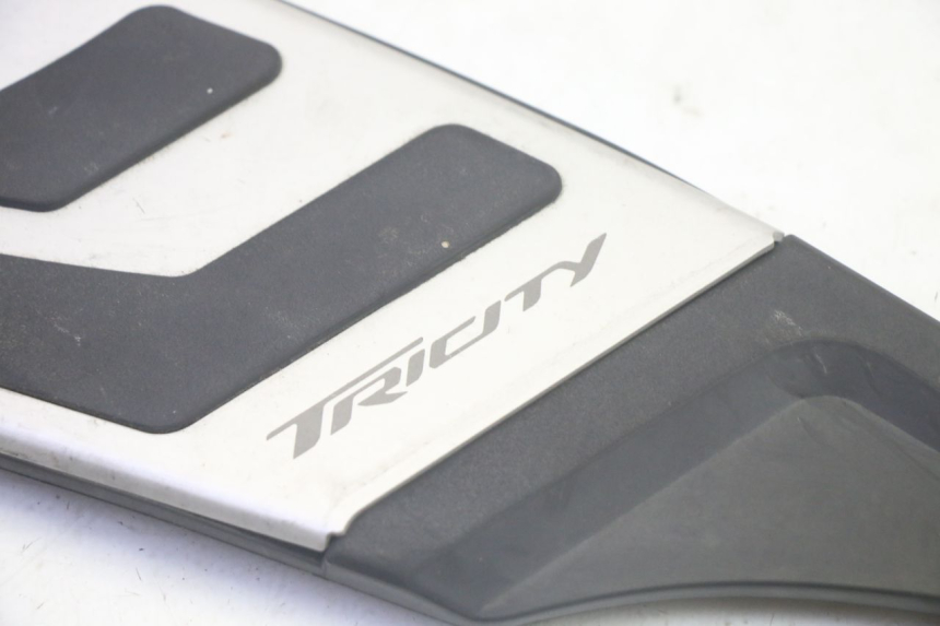 photo de TAPA REPOSAPIES GOMMA YAMAHA TRICITY 300 (2020 - 2024) - Otra perspectiva