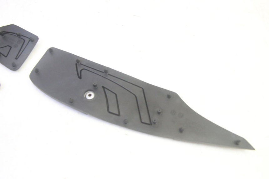 photo de TAPA REPOSAPIES GOMMA YAMAHA TRICITY 300 (2020 - 2024) - Detalles de los puntos de fijación