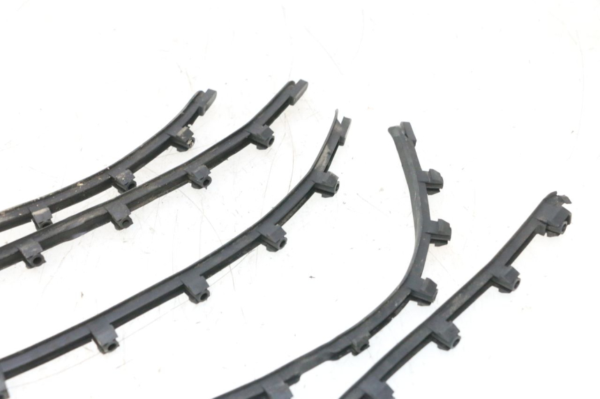 photo de TAPA REPOSAPIES GOMMA PIAGGIO VESPA PRIMAVERA 2T 50 (2013 - 2018) - Primer plano técnico