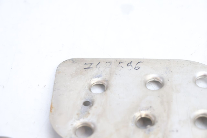 photo de TAPA REPOSAPIES GOMMA PEUGEOT VIVACITY 50 (2004 - 2009) - Primer plano técnico