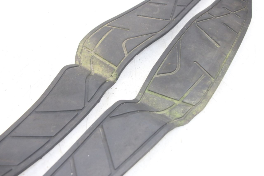 photo de TAPA REPOSAPIES GOMMA KYMCO X-CITING XCITING 400 (2014 - 2018) - Zoom estado de uso