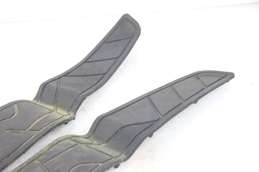 photo de TAPA REPOSAPIES GOMMA KYMCO X-CITING XCITING 400 (2014 - 2018) - Primer plano técnico