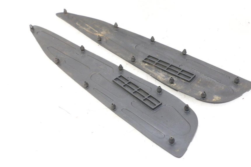photo de TAPA REPOSAPIES GOMMA YAMAHA X-MAX XMAX ABS 250 (2010 - 2012) - Zoom estado de uso