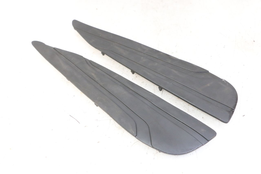 photo de TAPA REPOSAPIES GOMMA YAMAHA X-MAX XMAX ABS 250 (2010 - 2012) - Otra perspectiva