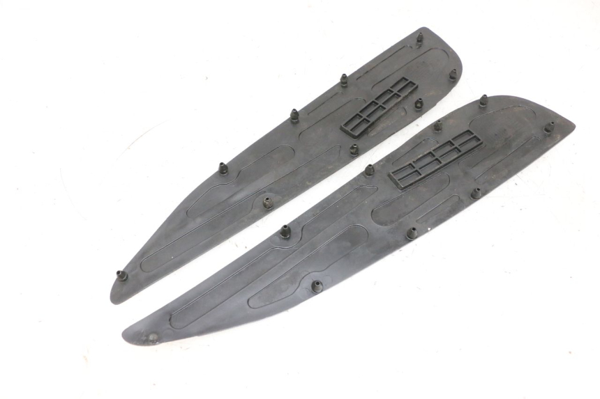 photo de ALFOMBRA DE PASO YAMAHA X-MAX XMAX 125 (2010 - 2013) - Detalles de los puntos de fijación