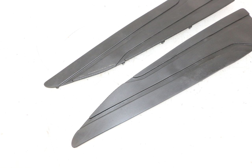 photo de ALFOMBRA DE PASO YAMAHA X-MAX XMAX 125 (2010 - 2013) - Estado de la superficie y material