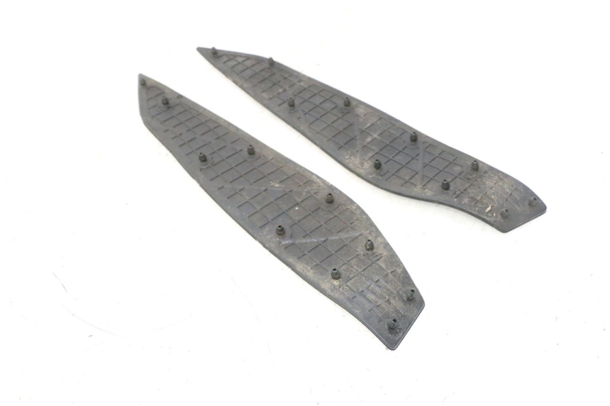 photo de TAPA REPOSAPIES GOMMA YAMAHA XMAX X-MAX 125 (2006 - 2009) - Detalle de la pieza