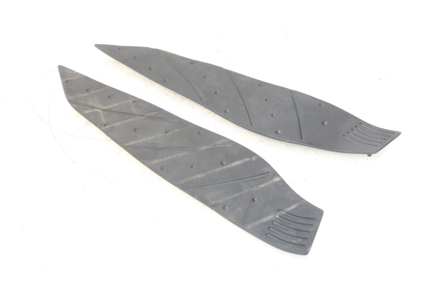 photo de TAPA REPOSAPIES GOMMA YAMAHA XMAX X-MAX 125 (2006 - 2009) - Otra perspectiva