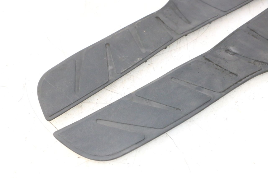 photo de TAPA REPOSAPIES GOMMA PIAGGIO X8 STREET 125 (2006 - 2007) - Detalle de la pieza