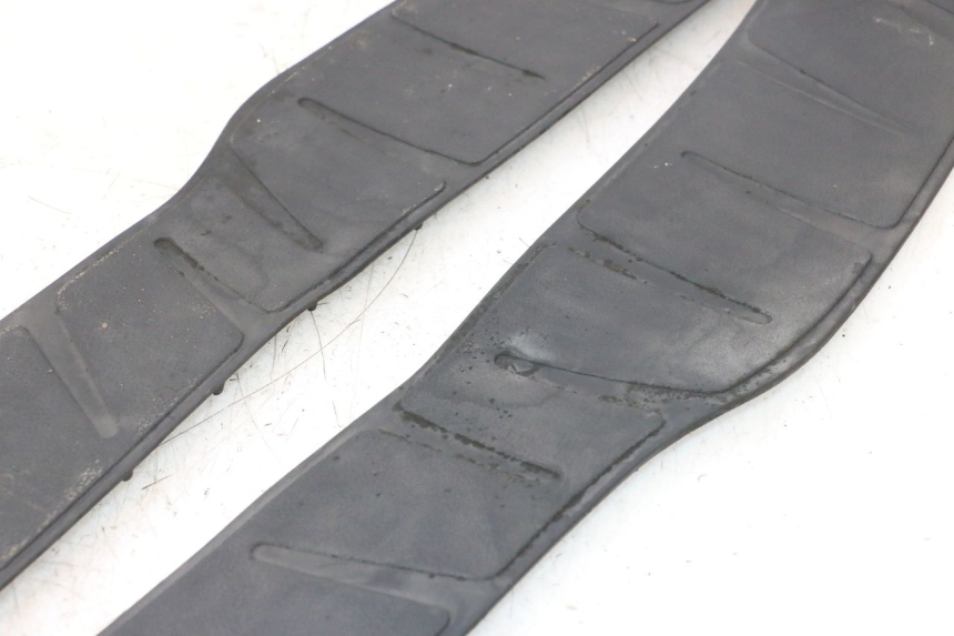 photo de TAPA REPOSAPIES GOMMA PIAGGIO X8 STREET 125 (2006 - 2007) - Zoom estado de uso