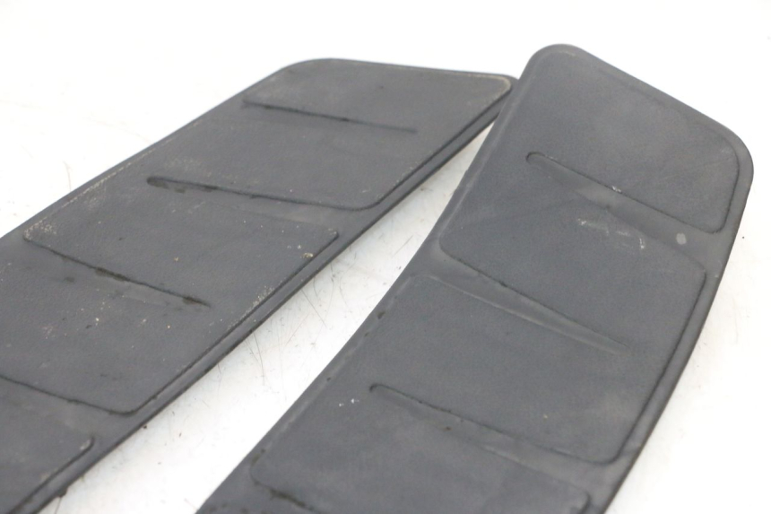 photo de TAPA REPOSAPIES GOMMA PIAGGIO X8 STREET 125 (2006 - 2007) - Otra perspectiva