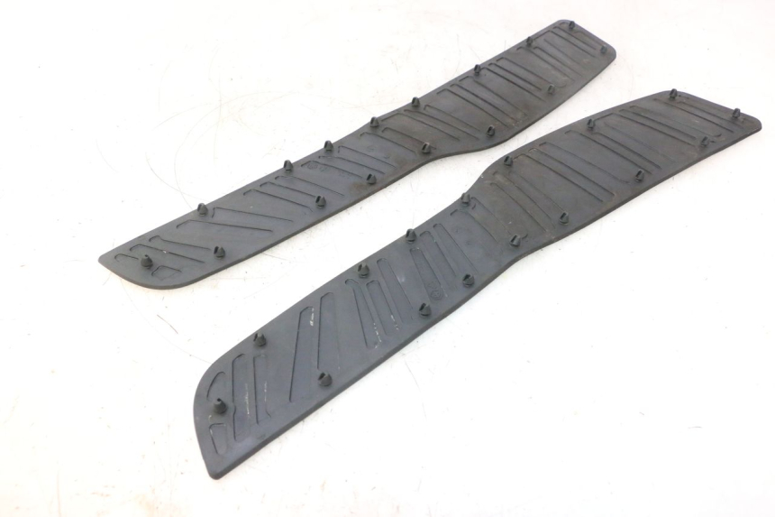 photo de TAPA REPOSAPIES GOMMA PIAGGIO X8 STREET 125 (2006 - 2007) - Primer plano técnico
