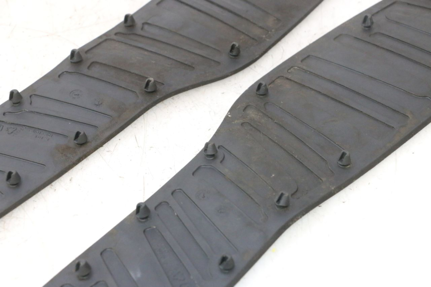 photo de TAPA REPOSAPIES GOMMA PIAGGIO X8 STREET 125 (2006 - 2007) - Detalles de los puntos de fijación