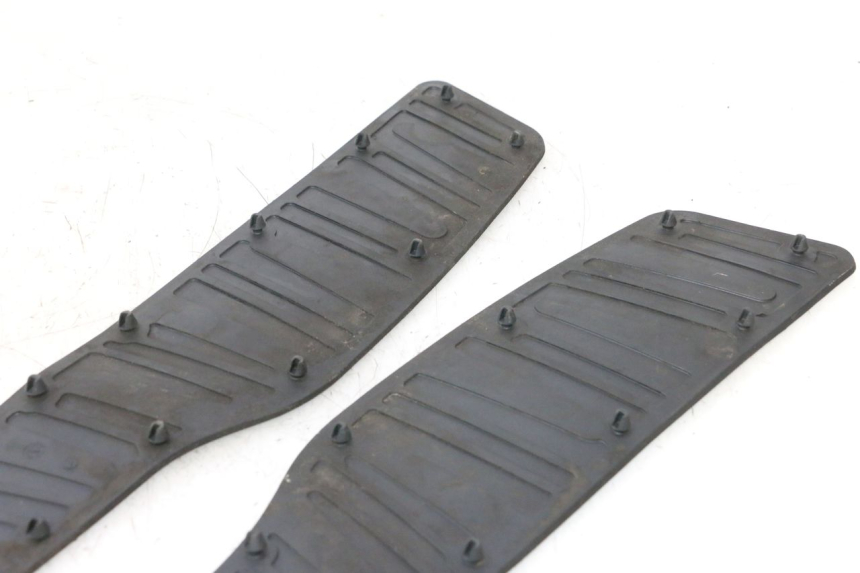 photo de TAPA REPOSAPIES GOMMA PIAGGIO X8 STREET 125 (2006 - 2007) - Estado de la superficie y material