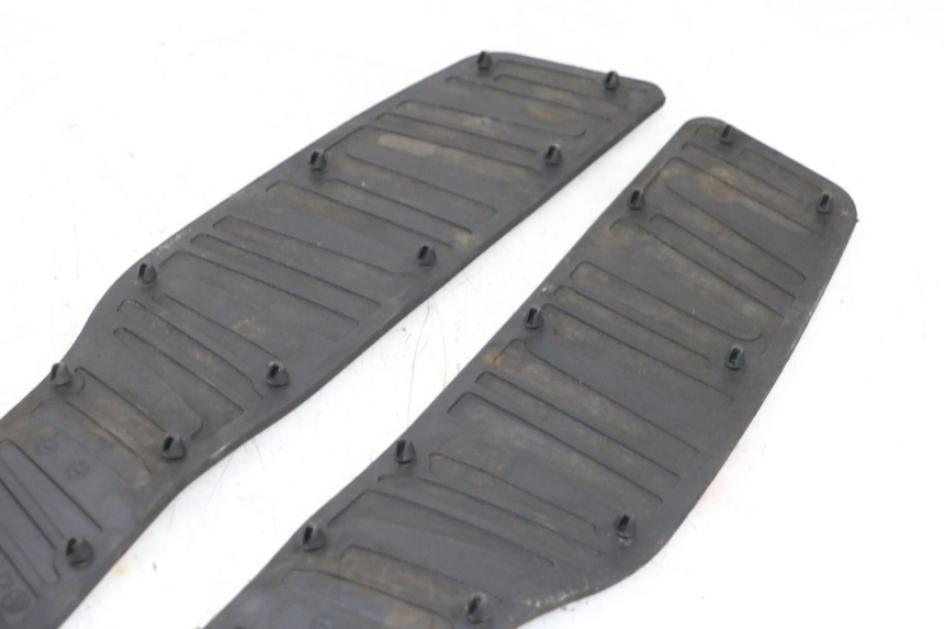 photo de TAPA REPOSAPIES GOMMA PIAGGIO X8 125 (2004 - 2007) - Zoom estado de uso