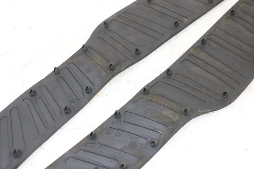 photo de TAPA REPOSAPIES GOMMA PIAGGIO X8 125 (2004 - 2007) - Otra perspectiva