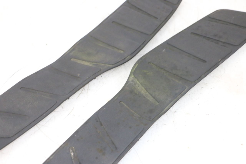 photo de TAPA REPOSAPIES GOMMA PIAGGIO X8 125 (2004 - 2007) - Estado de la superficie y material