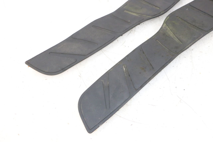 photo de TAPA REPOSAPIES GOMMA PIAGGIO X8 125 (2004 - 2007) - Recambio usado revisado