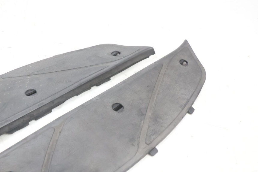 photo de TAPA REPOSAPIES GOMMA PIAGGIO X9 AMALFI 180 (2000 - 2003) - Otra perspectiva