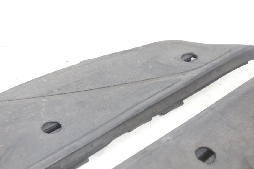 photo de TAPA REPOSAPIES GOMMA PIAGGIO X9 AMALFI 180 (2000 - 2003) - Vista general del producto