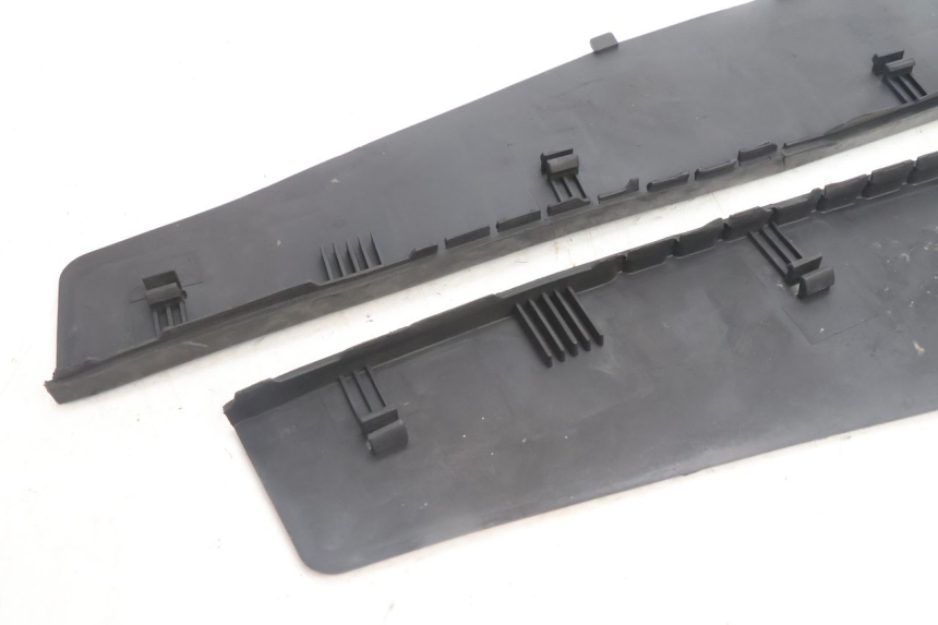 photo de TAPA REPOSAPIES GOMMA PIAGGIO X9 AMALFI 180 (2000 - 2003) - Estado de la superficie y material