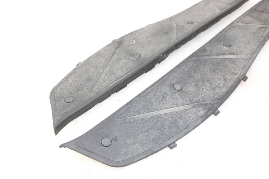 photo de TAPA REPOSAPIES GOMMA PIAGGIO X9 EVOLUTION 125 (2003 - 2007) - Zoom estado de uso