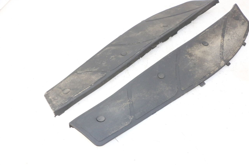 photo de TAPA REPOSAPIES GOMMA PIAGGIO X9 EVOLUTION 125 (2003 - 2007) - Detalles de los puntos de fijación