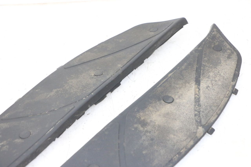 photo de TAPA REPOSAPIES GOMMA PIAGGIO X9 EVOLUTION 125 (2003 - 2007) - Estado de la superficie y material