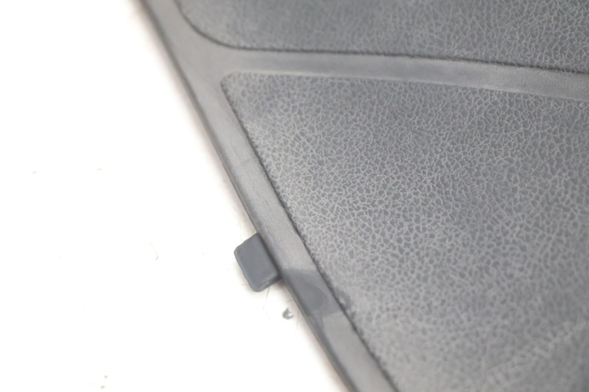 photo de TAPA REPOSAPIES GOMMA PIAGGIO X9 EVOLUTION 125 (2003 - 2007) - Zoom estado de uso