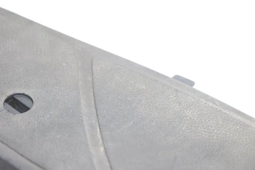photo de TAPA REPOSAPIES GOMMA PIAGGIO X9 EVOLUTION 125 (2003 - 2007) - Primer plano técnico