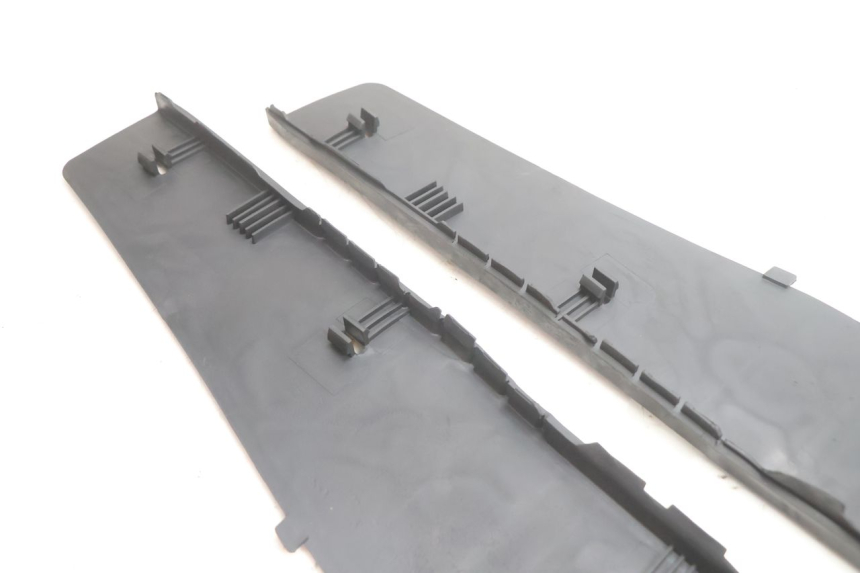photo de TAPA REPOSAPIES GOMMA PIAGGIO X9 EVOLUTION 125 (2003 - 2007) - Detalles de los puntos de fijación