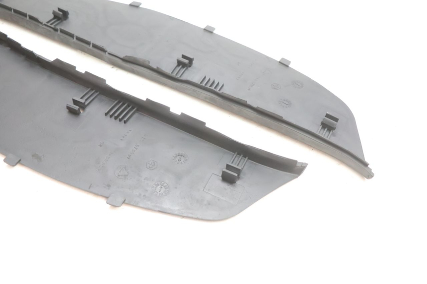 photo de TAPA REPOSAPIES GOMMA PIAGGIO X9 EVOLUTION 125 (2003 - 2007) - Estado de la superficie y material
