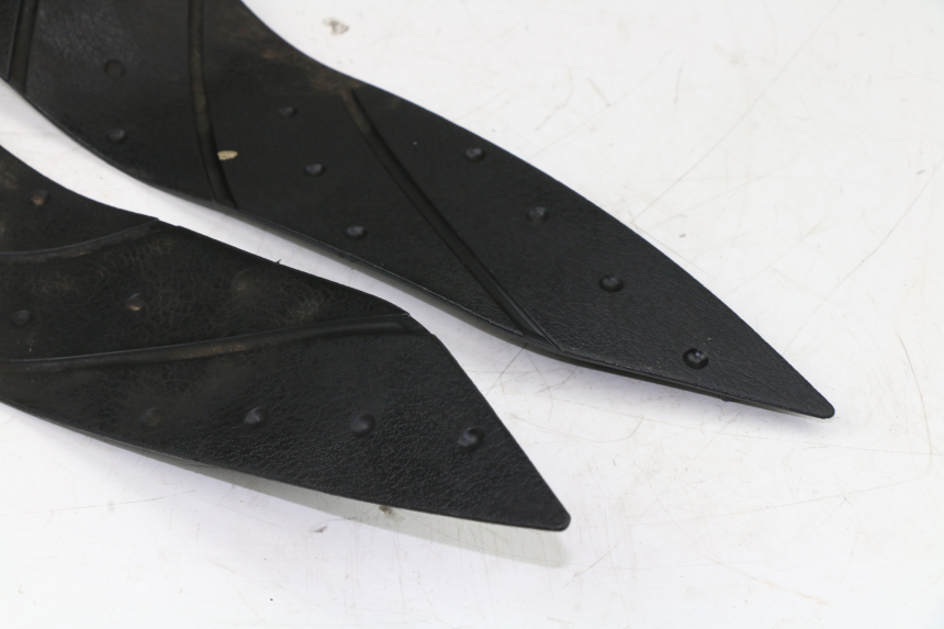 photo de TAPA REPOSAPIES GOMMA YAMAHA X-MAX 250 (2007 - 2009) - Características distintivas