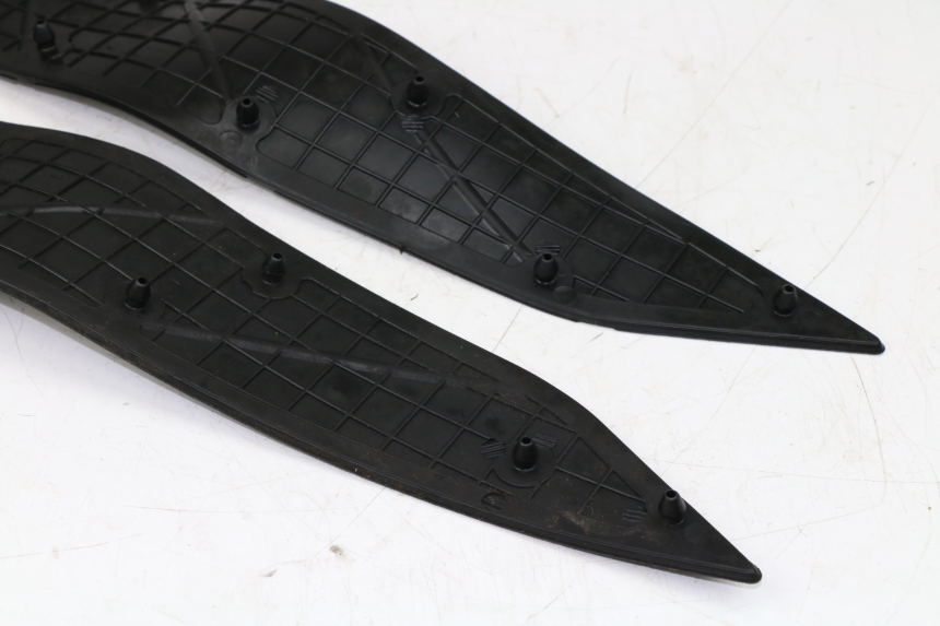 photo de TAPA REPOSAPIES GOMMA YAMAHA X-MAX 250 (2007 - 2009) - Zoom sobre los componentes