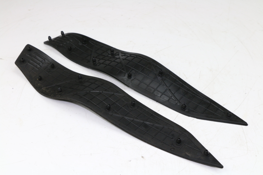 photo de TAPA REPOSAPIES GOMMA YAMAHA X-MAX 250 (2007 - 2009) - Otra perspectiva