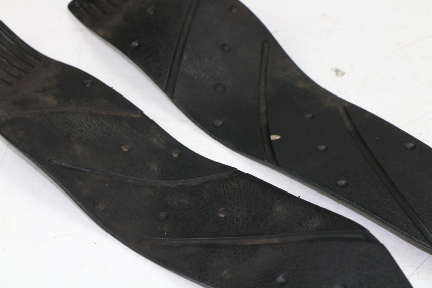 photo de TAPA REPOSAPIES GOMMA YAMAHA X-MAX 250 (2007 - 2009) - Detalles de los puntos de fijación