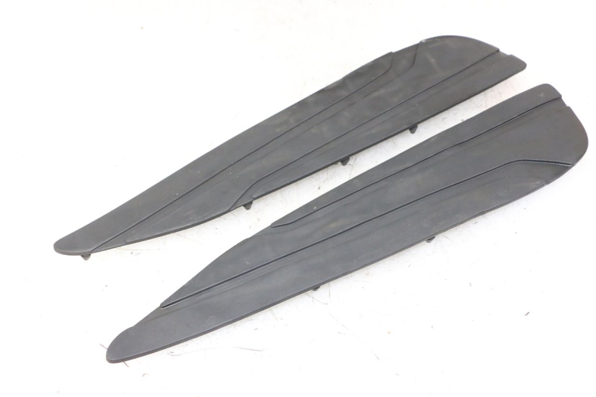 photo de TAPA REPOSAPIES GOMMA YAMAHA X-MAX XMAX ABS 250 (2010 - 2014) - Vista principal