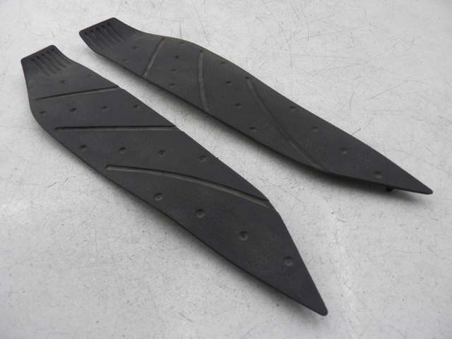 photo de TAPA REPOSAPIES GOMMA YAMAHA XMAX X-MAX 125 (2006 - 2009) - Vista principal