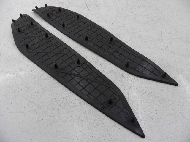 photo de TAPA REPOSAPIES GOMMA YAMAHA XMAX X-MAX 125 (2006 - 2009) - Detalle de la pieza