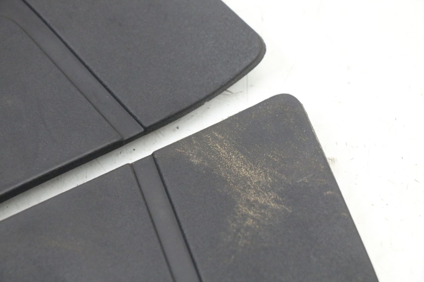 photo de TAPA REPOSAPIES GOMMA YAMAHA YP T-MAX TMAX 530 (2017 - 2020) - Zoom estado de uso