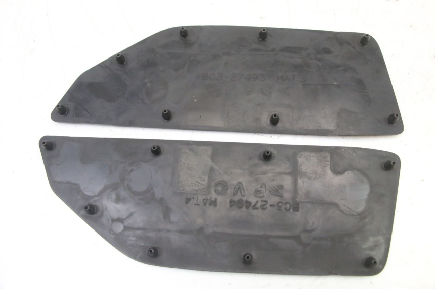 photo de TAPA REPOSAPIES GOMMA YAMAHA YP T-MAX TMAX 530 (2017 - 2020) - Primer plano técnico