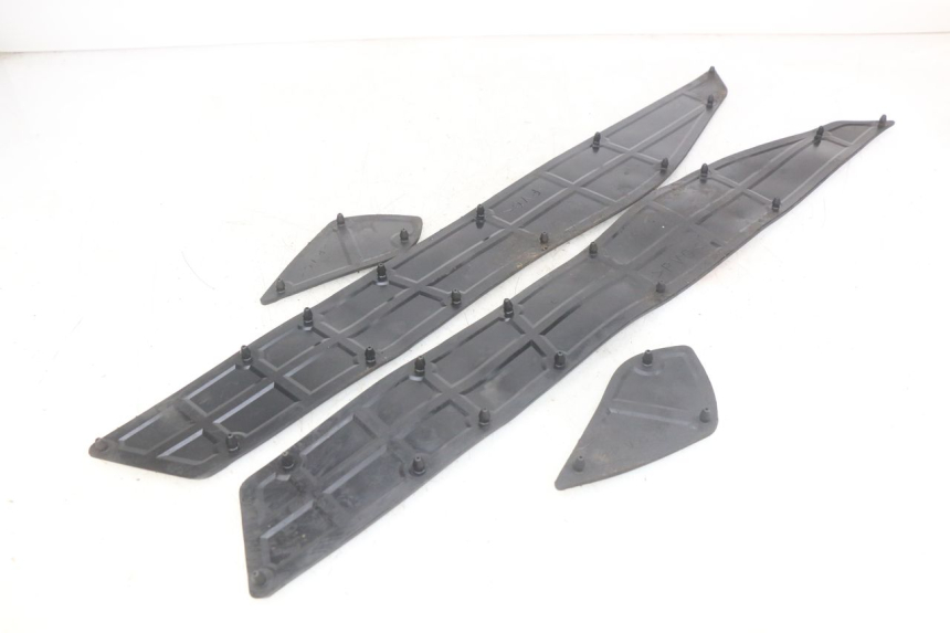 photo de ALFOMBRA DE PASO YAMAHA YP MAJESTY 400 (2004 - 2008) - Detalle de la pieza