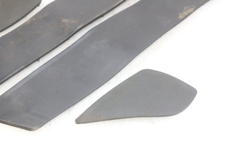 photo de ALFOMBRA DE PASO YAMAHA YP MAJESTY 400 (2004 - 2008) - Primer plano técnico