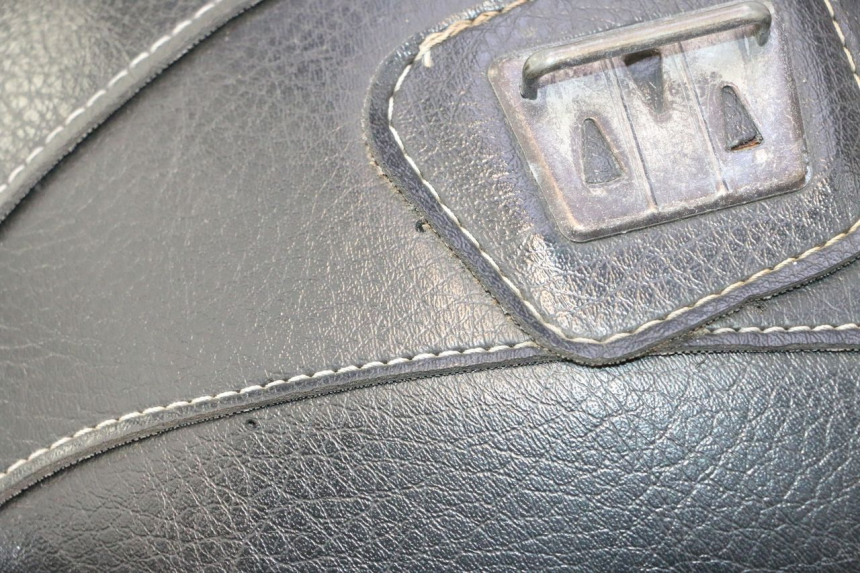 photo de CUBRE DEPOSITOS KAWASAKI ZZR 600 (1995 - 2004) - Detalles de los puntos de fijación