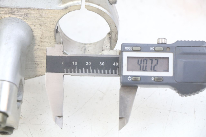 photo de T SUPERIOR DE LA HORQUILLA. YAMAHA FZS FAZER 600 (1998 - 2001) - Detalle de la pieza