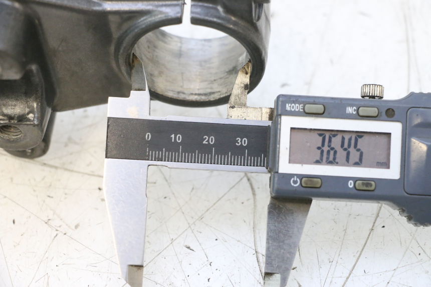 photo de HORQUILLA DERBI SENDA SM DRD 50 (2008 - 2013) - Detalles de los puntos de fijación