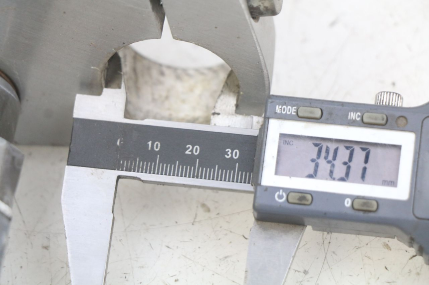 photo de T SUPERIOR DE LA HORQUILLA. DAELIM VL DAYSTAR 125 (2000 - 2011) - Primer plano técnico