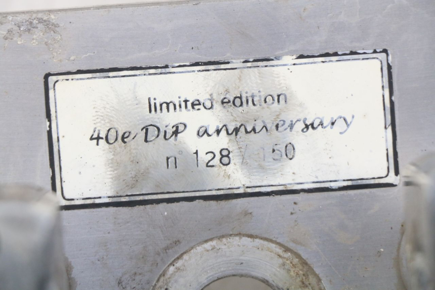 photo de T SUPERIOR DE LA HORQUILLA. DAELIM VL DAYSTAR 125 (2000 - 2011) - Detalles de los puntos de fijación